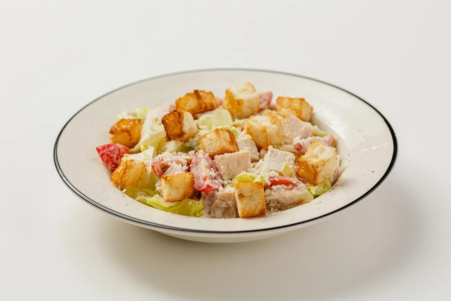 Салат Цезарь с курицей